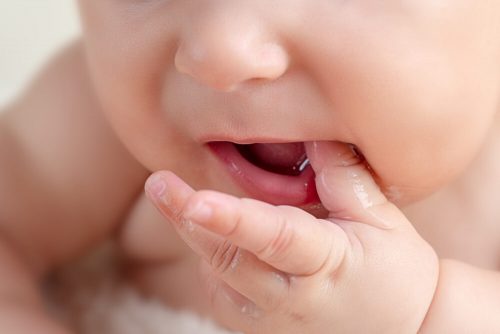 درآمدن دندان نوزاد چقدر طول میکشد؟