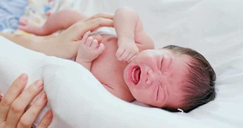 علائم رفلاکس نوزادان - 10 موردی که ما را متوجه رفلاکس نوزاد می‌کند همراه با درمان های خانگی رفلاکس